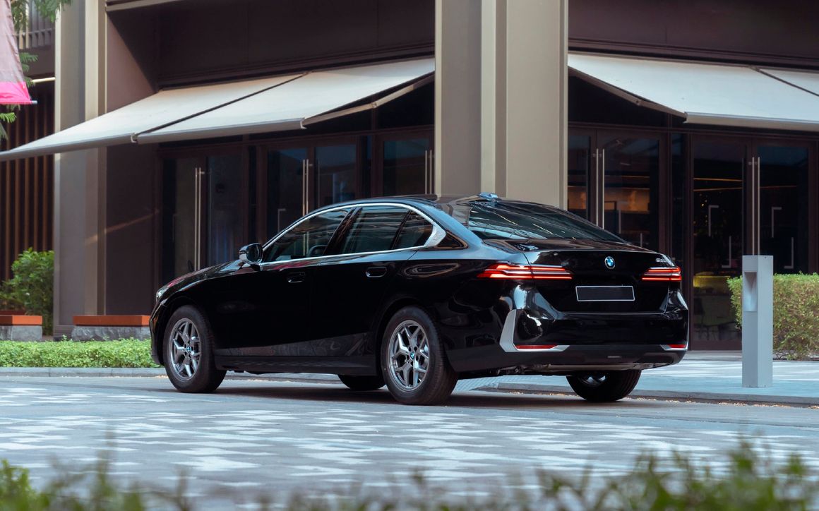 BMW 5 Series - image 3