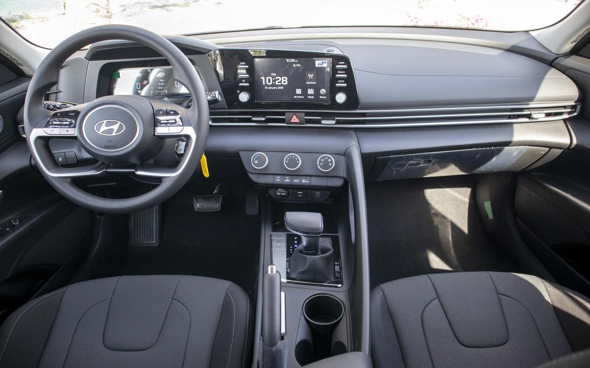 HYUNDAI ELANTRA - image 3