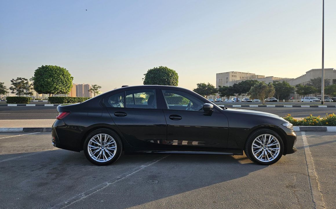 BMW 330i 2023 - image 2