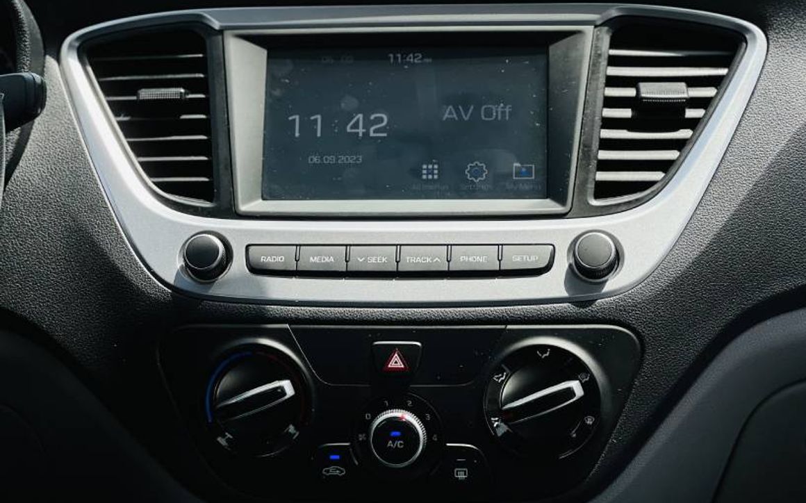 Hyundai Accent - image 12