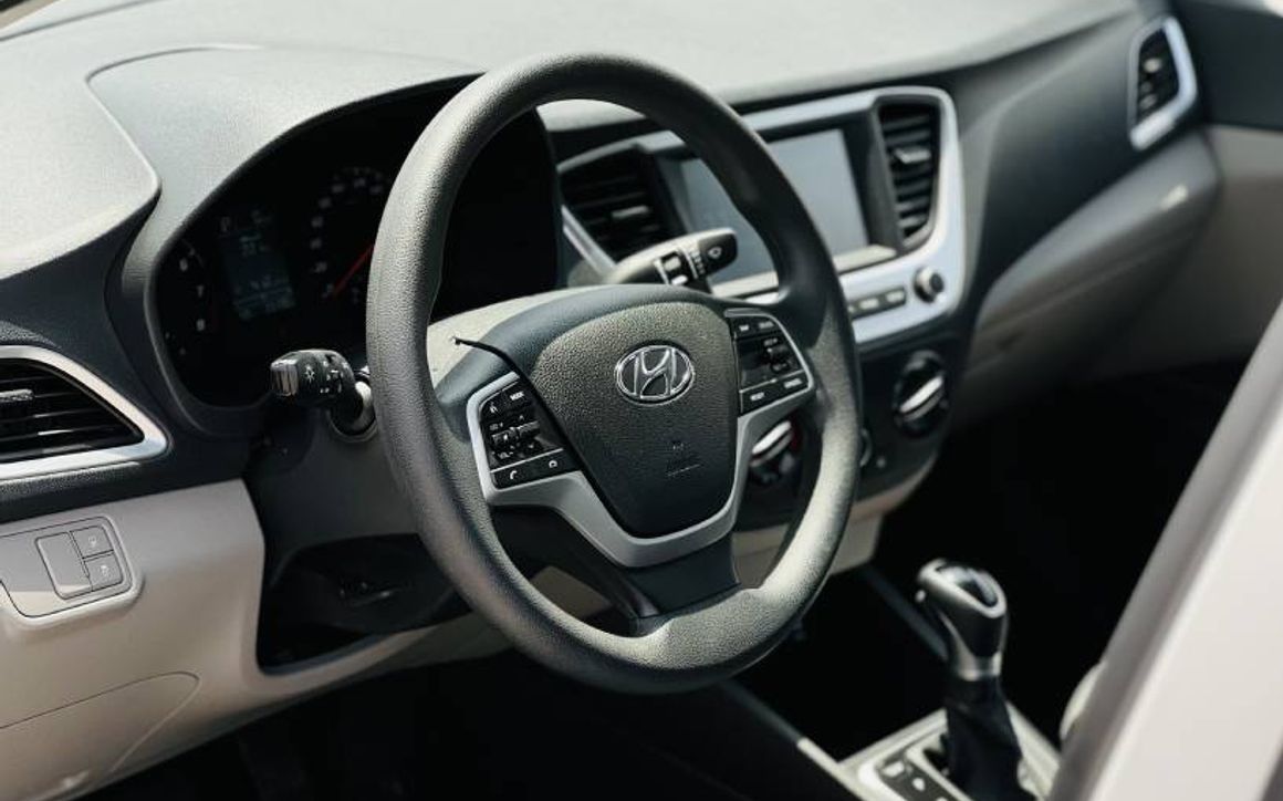 Hyundai Accent - image 9