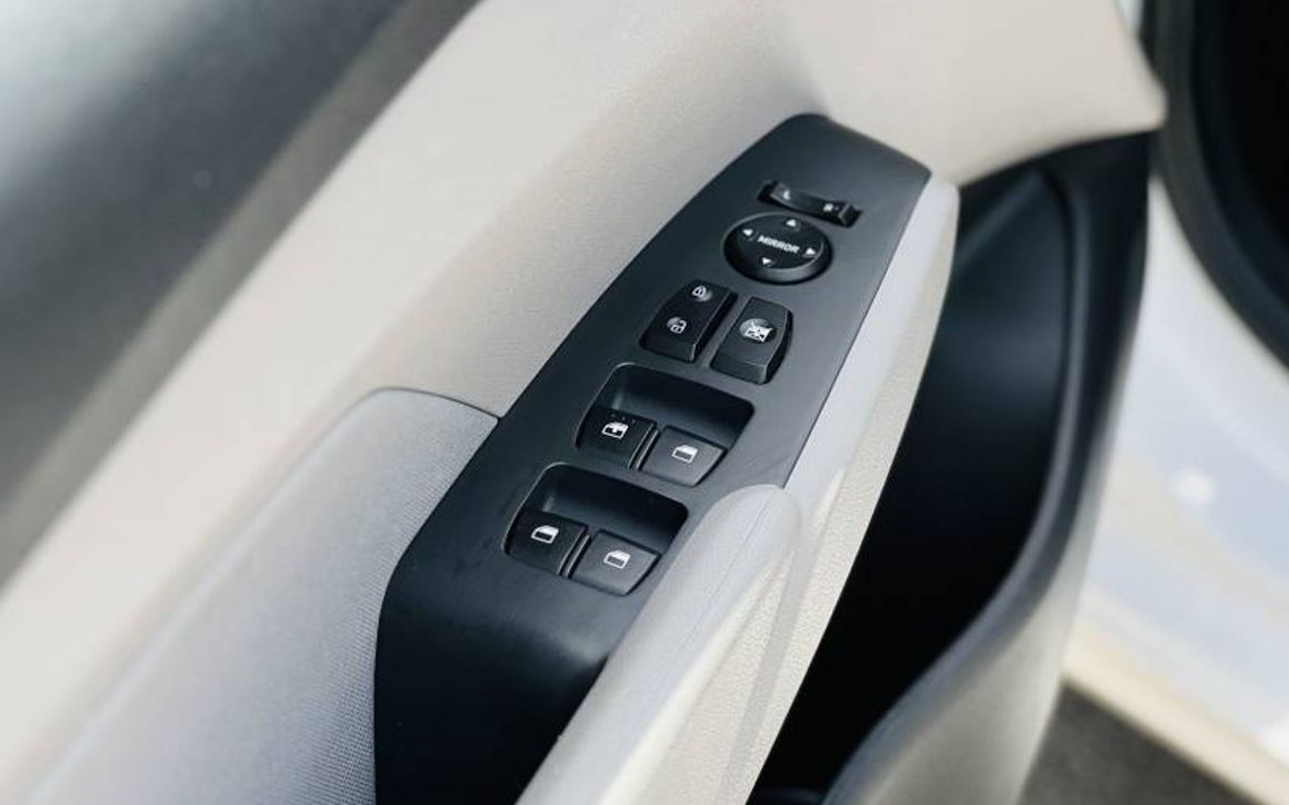 Hyundai Accent - image 13
