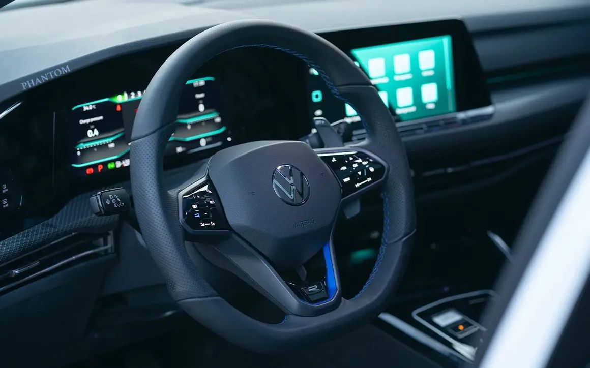 VOLKSWAGEN GOLF R - image 10