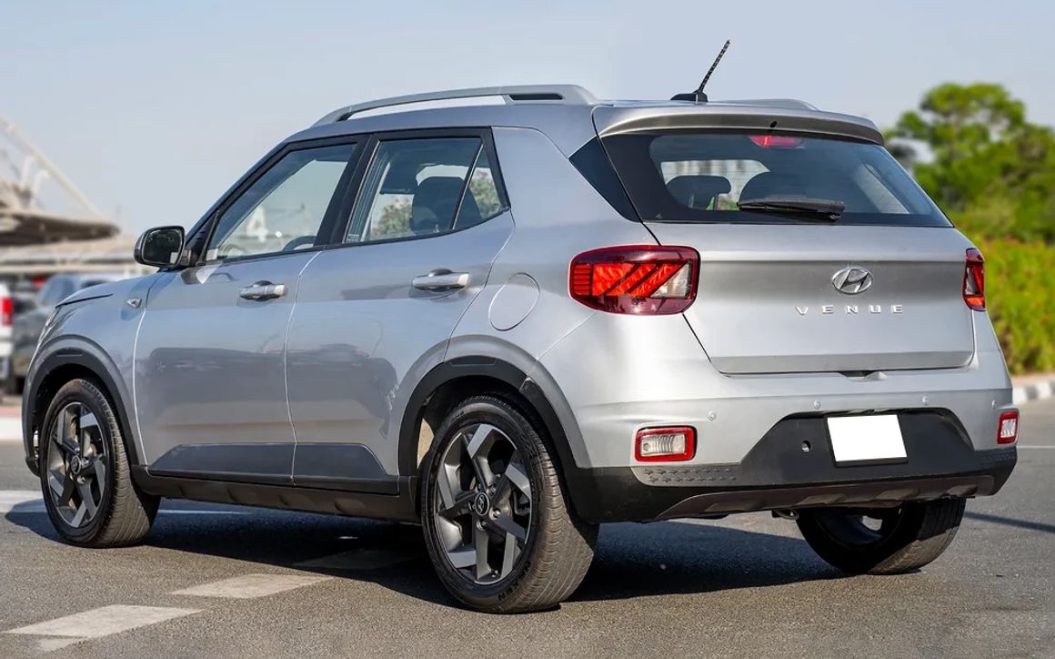 HYUNDAI VENUE - image 8