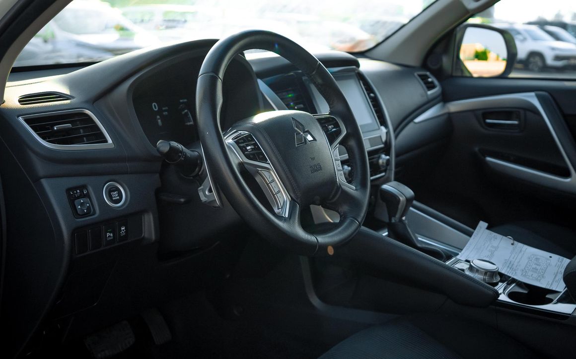 MITSUBISHI MONTERO - image 5