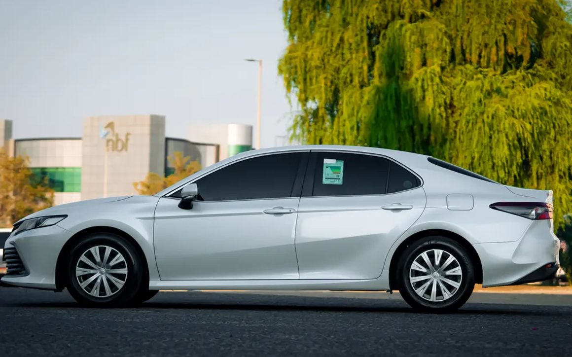 Toyota Camry - image 2