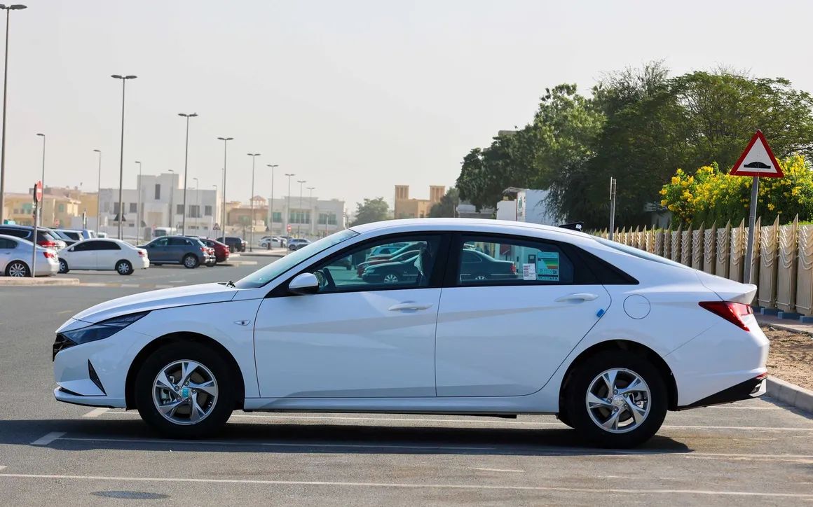 Hyundai Elantra - image 2
