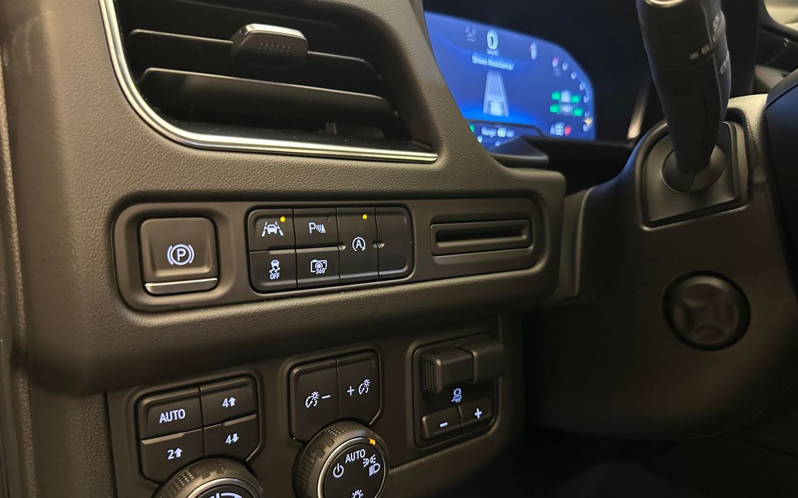 Chevrolet Suburban - image 17