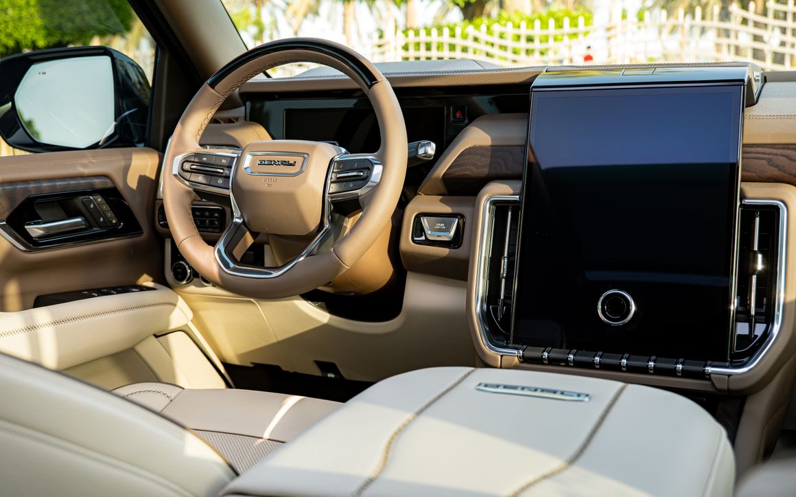 GMC Yukon Denali - image 7