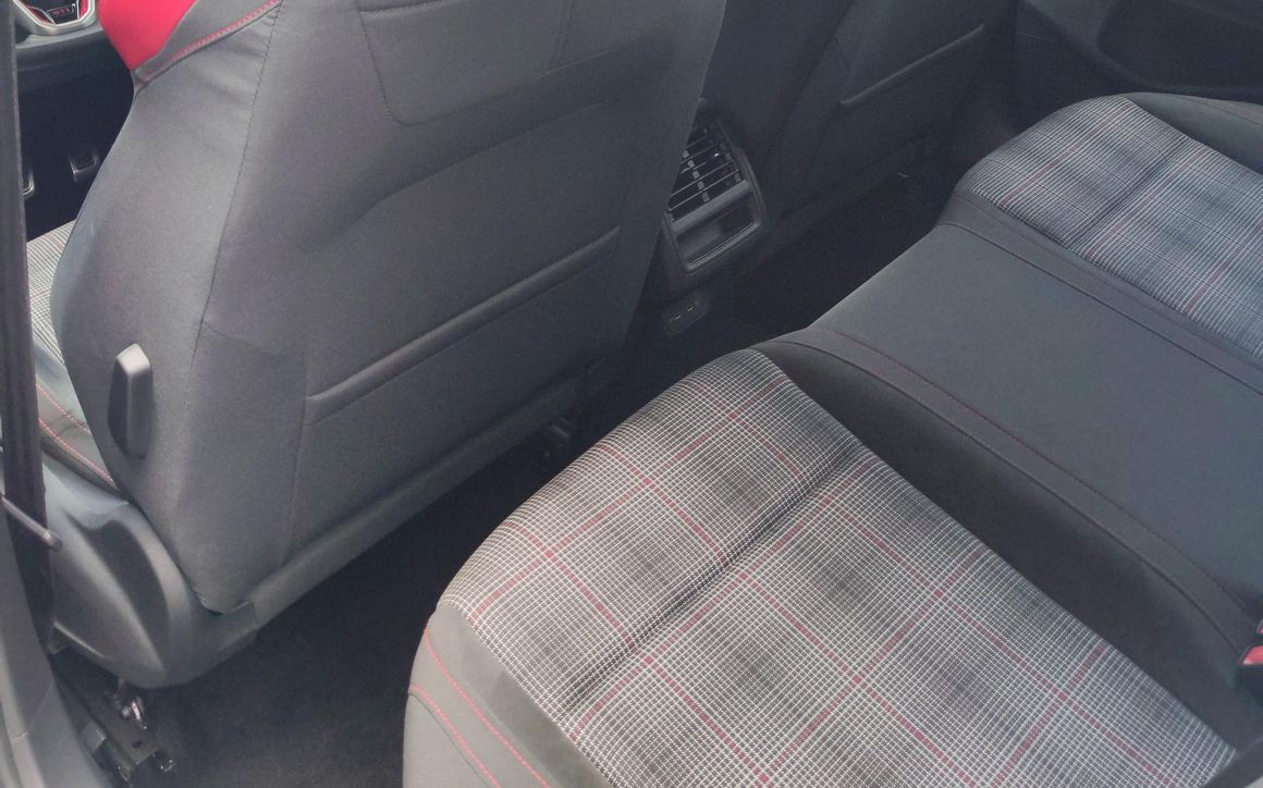 VOLKSWAGEN GOLF GTI - image 9