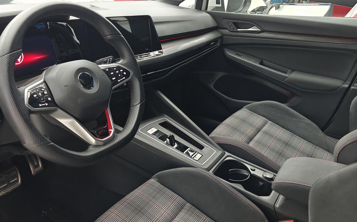 VOLKSWAGEN GOLF GTI - image 7