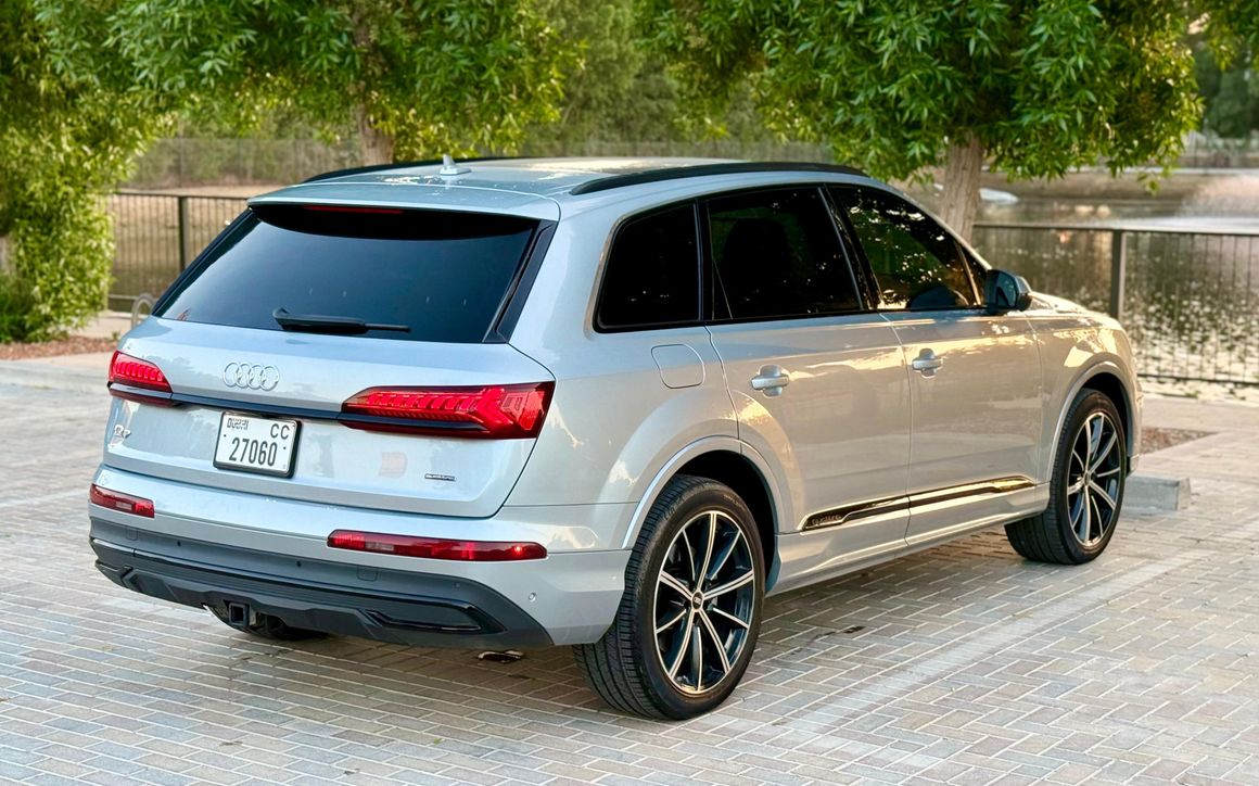 Audi Q7 - image 6
