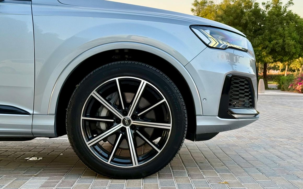 Audi Q7 - image 8