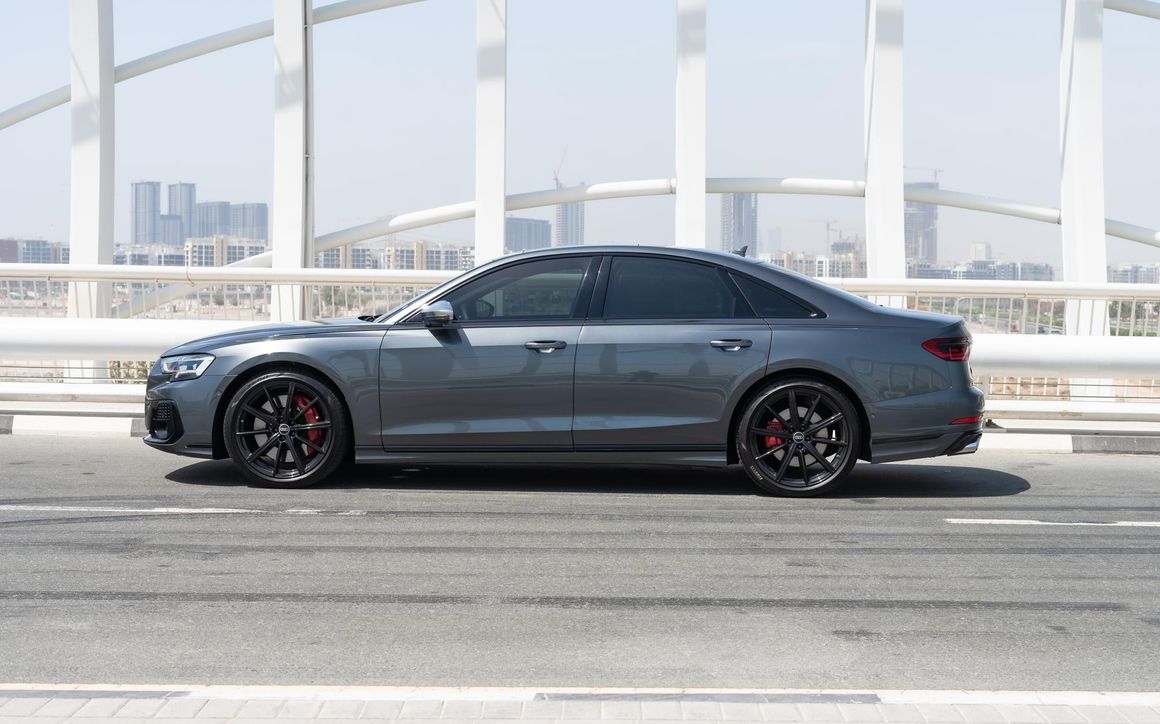 Audi S8 - image 2