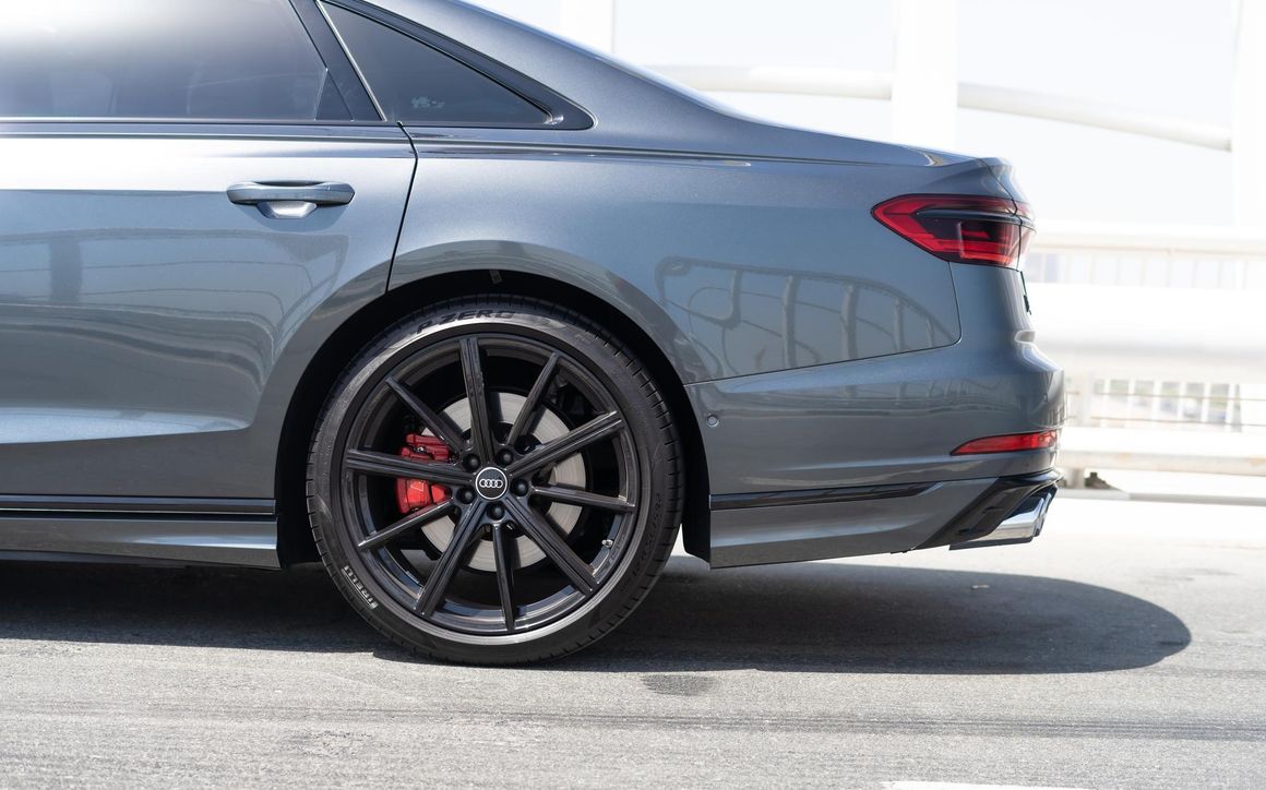 Audi S8 - image 10