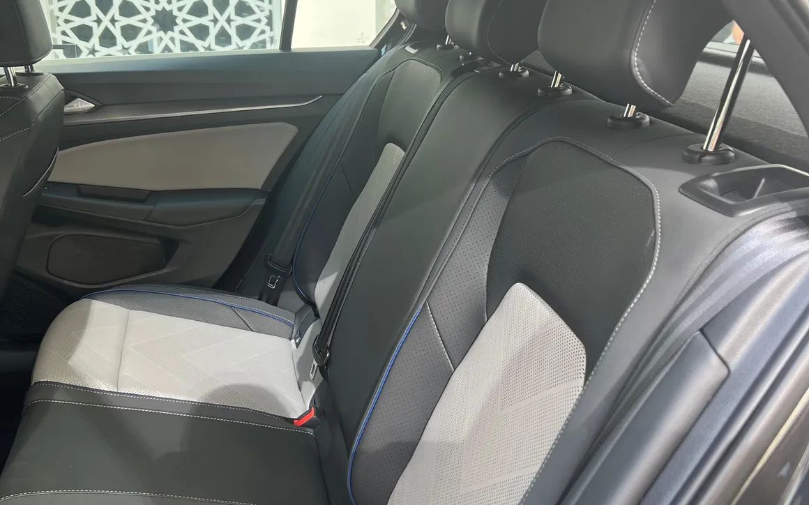 Volkswagen Golf R Line 2025 - image 12