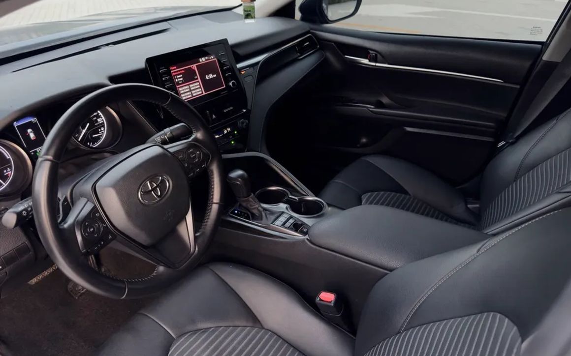 Toyota Camry Hybrid - image 8