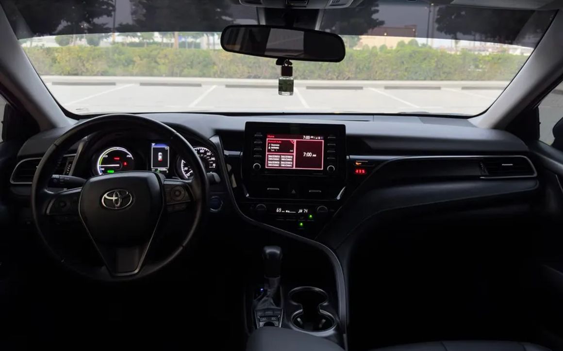 Toyota Camry Hybrid - image 9