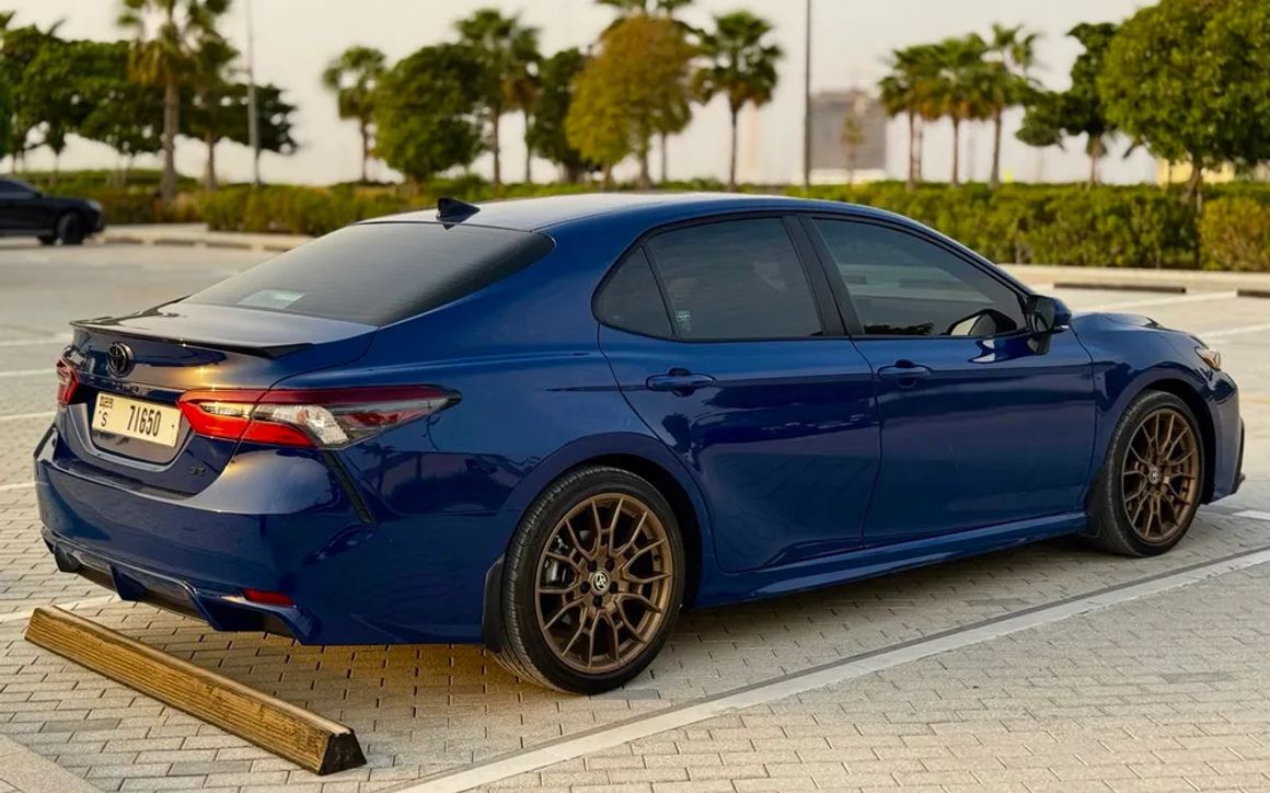 Toyota Camry Hybrid - image 5