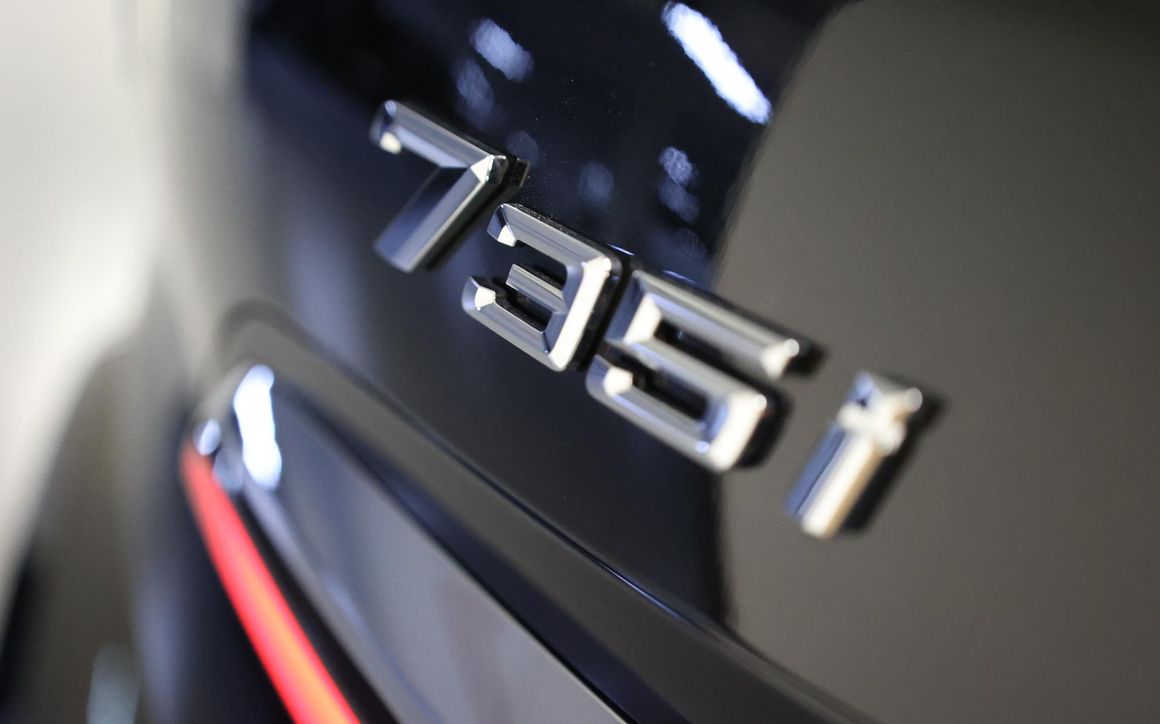 BMW 735i - image 5