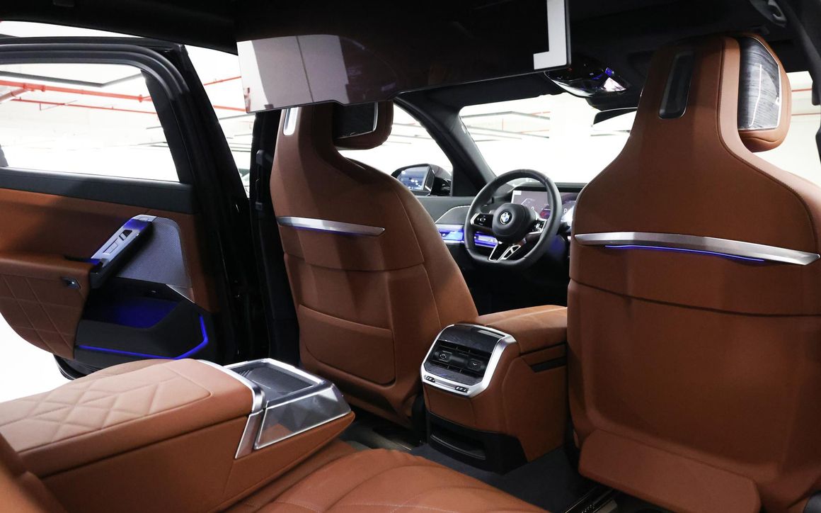 BMW 735i - image 8
