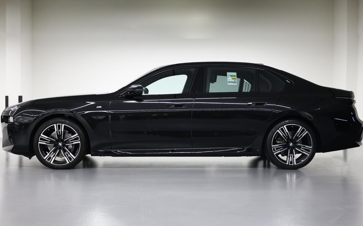 BMW 735i - image 2