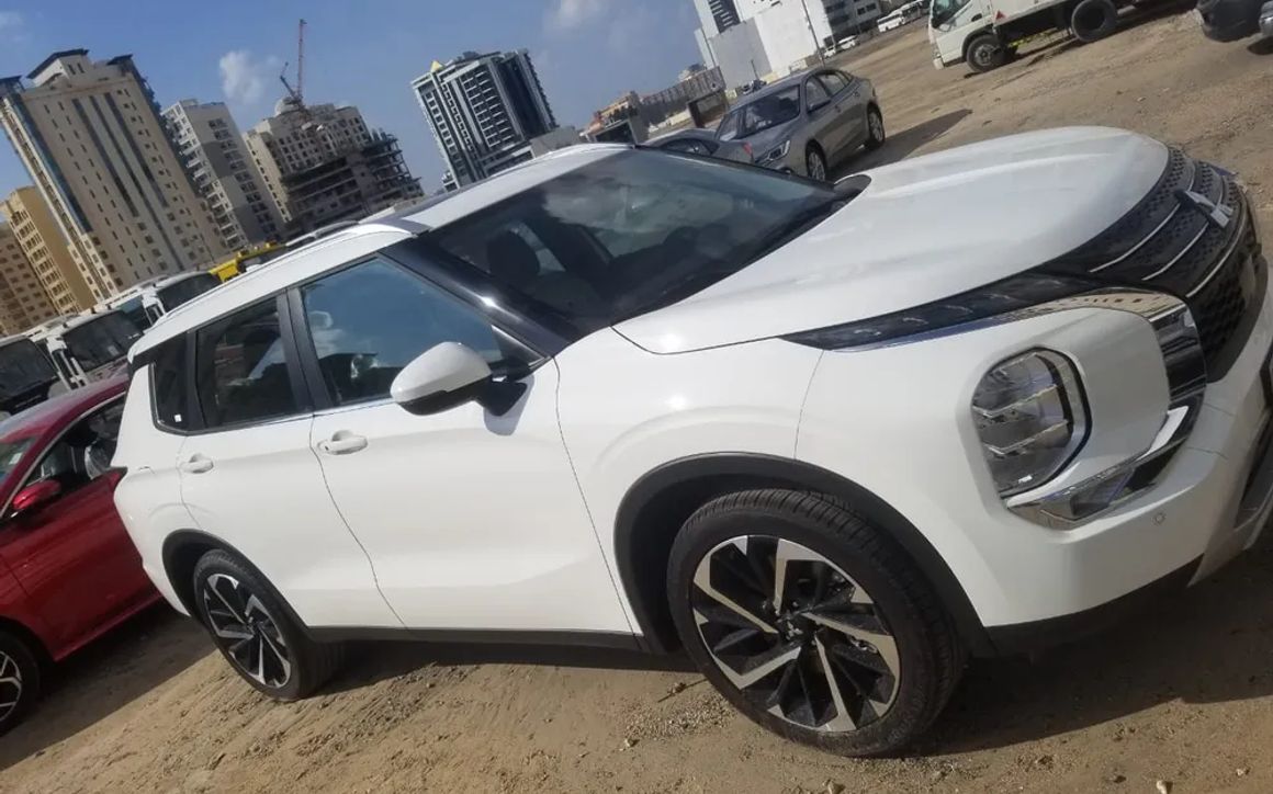 Mitsubishi Outlander - image 1