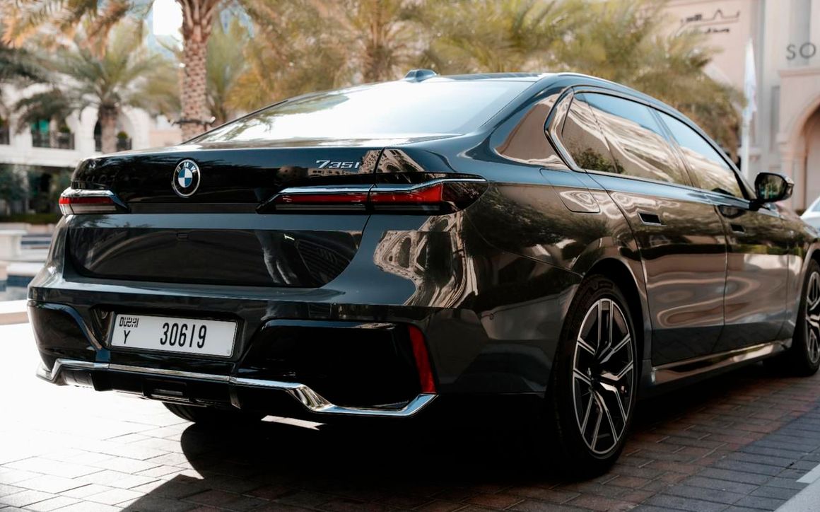 BMW 735i - image 2
