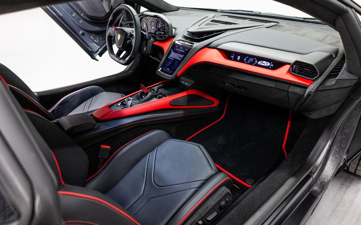 Lamborghini Revuelto - image 11