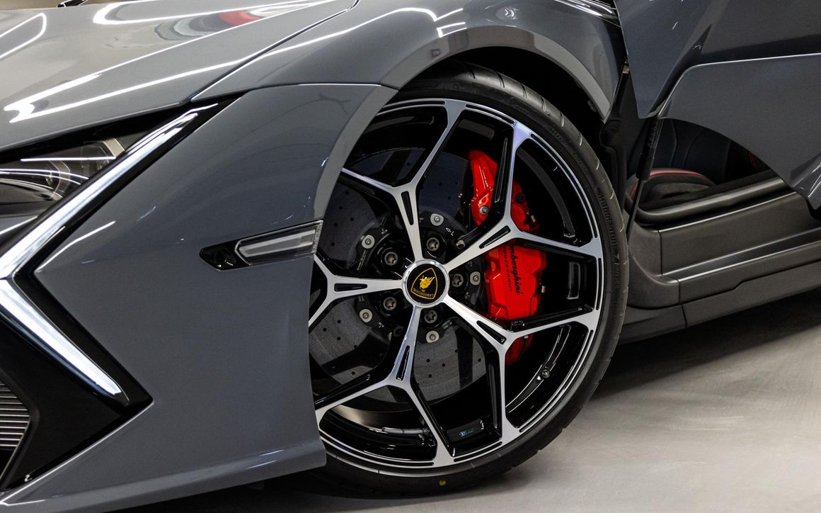 Lamborghini Revuelto - image 8