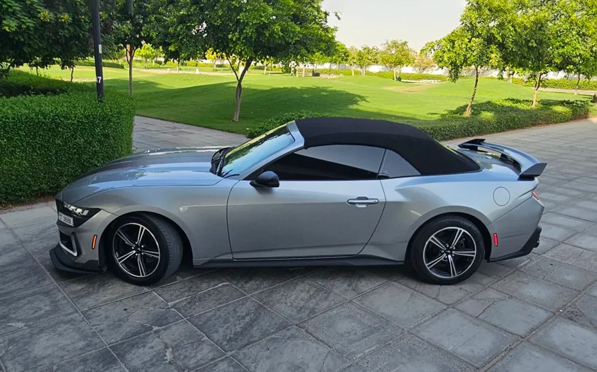 Ford Mustang Convertible - image 2