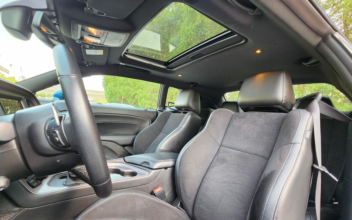 Dodge Challenger - image 12