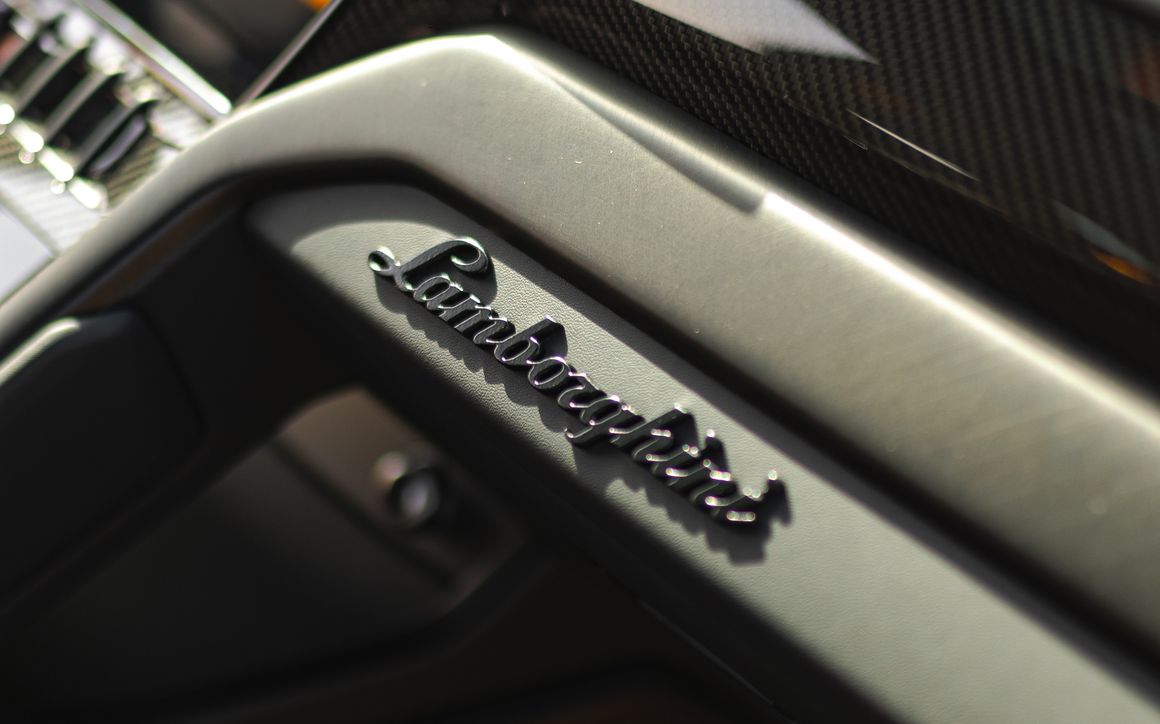 Lamborghini URUS S - image 7