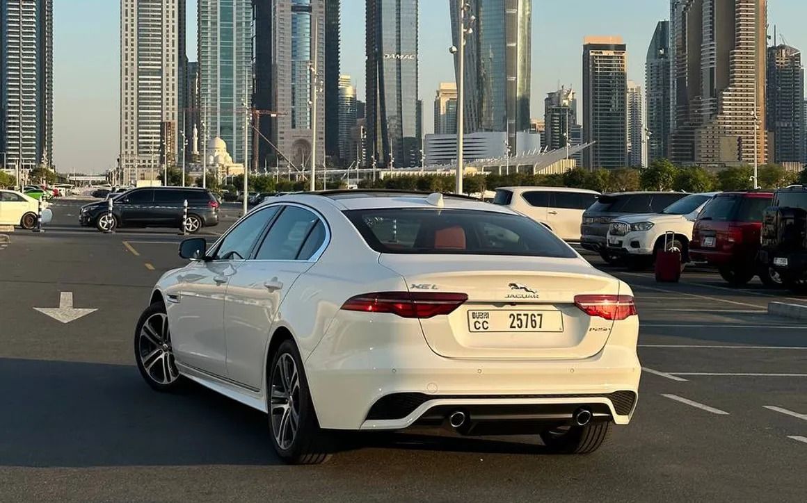 Jaguar XE - image 2