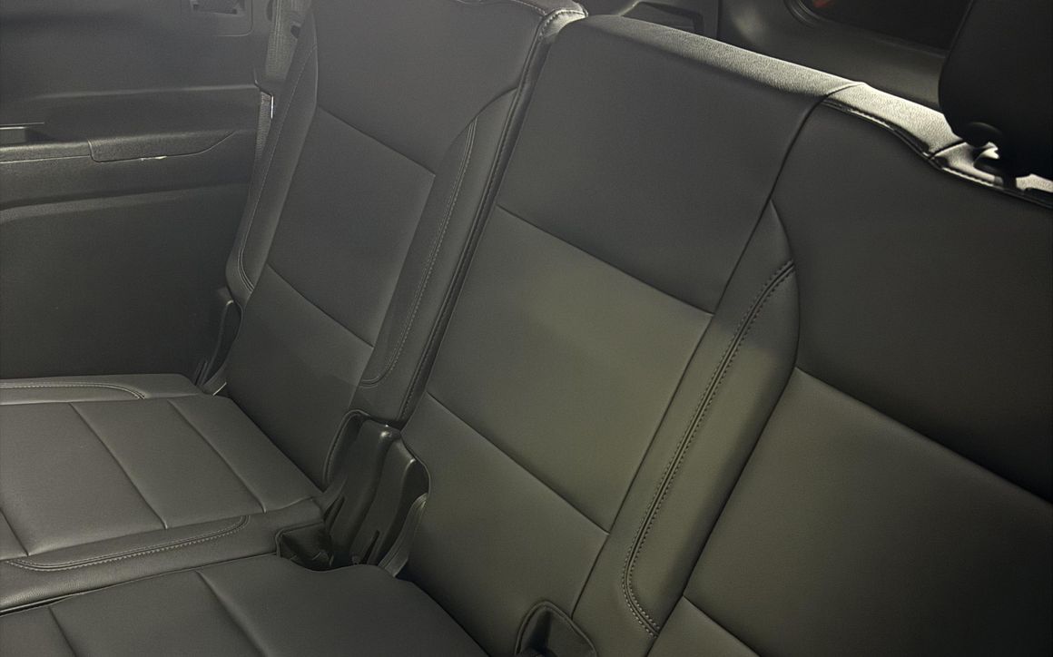 Chevrolet Suburban - image 13