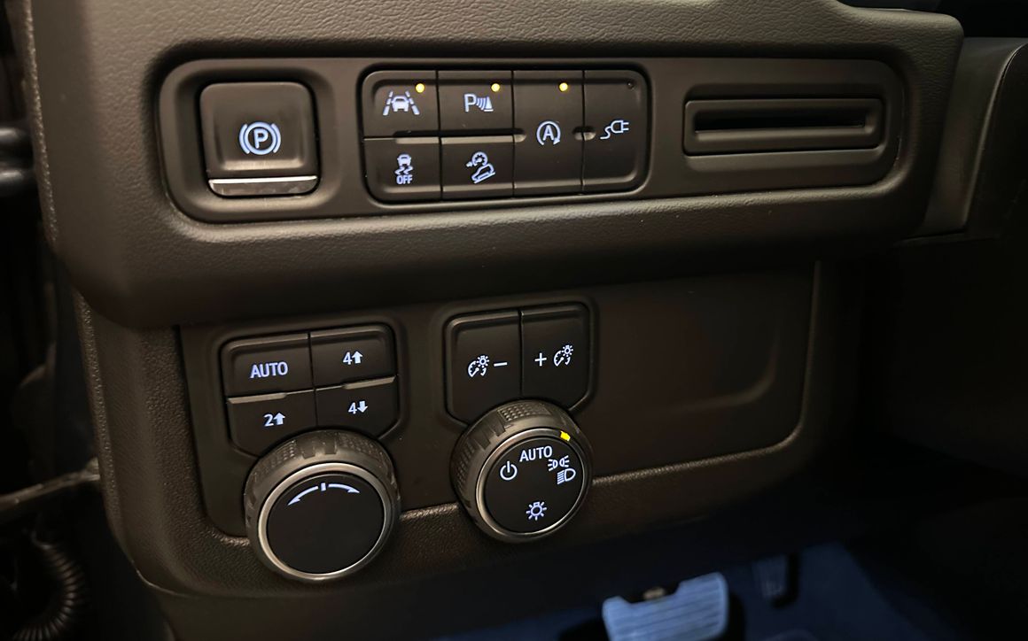 Chevrolet Suburban - image 16