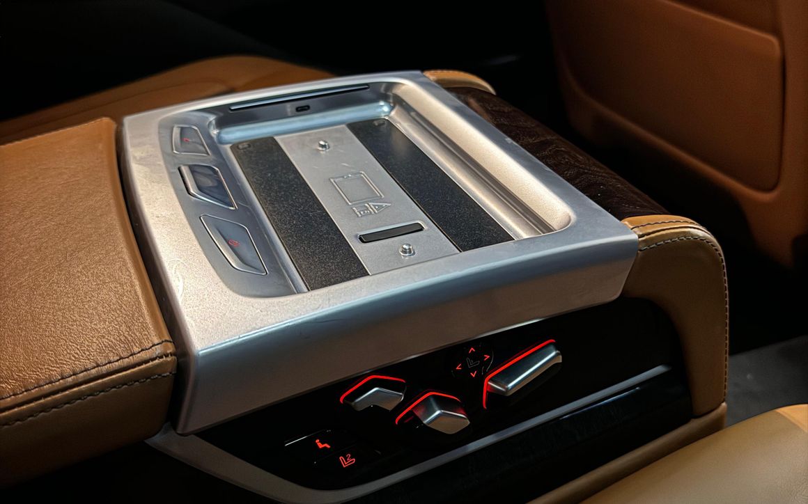 BMW 750Li - image 12