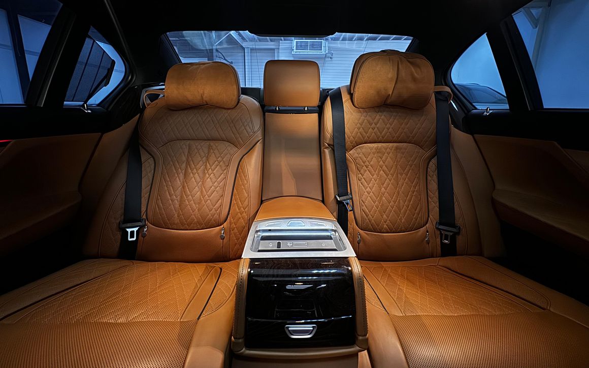 BMW 750Li - image 11