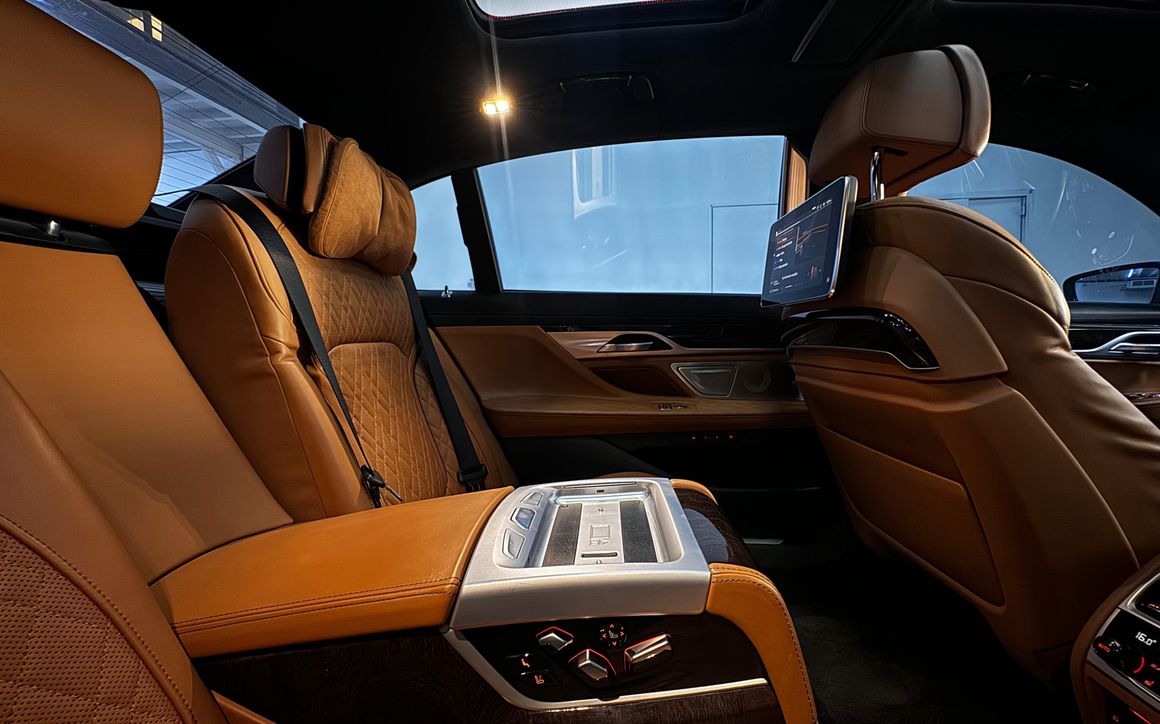 BMW 750Li - image 10