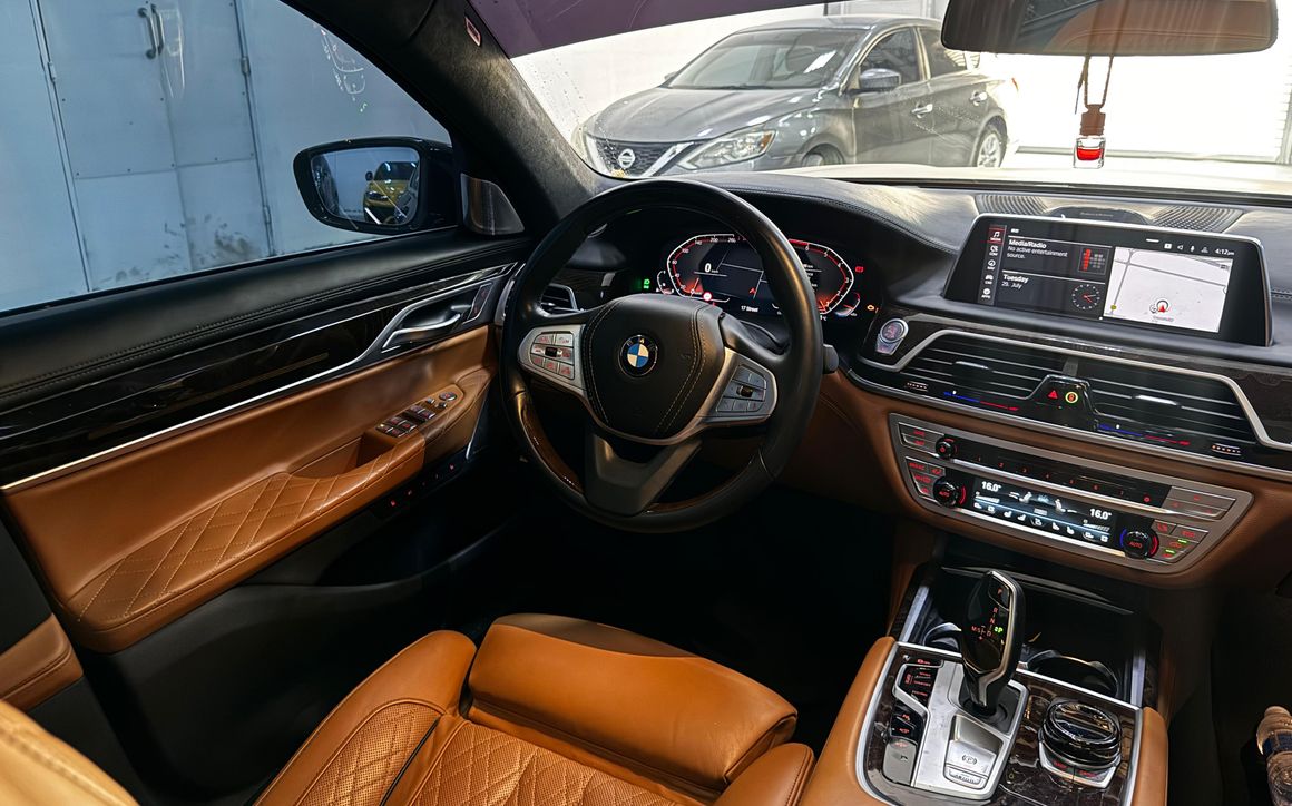 BMW 750Li - image 7