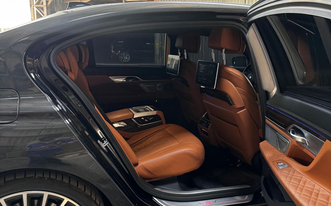 BMW 750Li - image 9