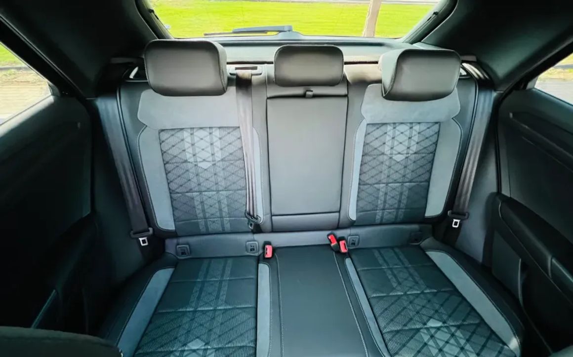 VOLKSWAGEN T-ROC R-LINE - image 8