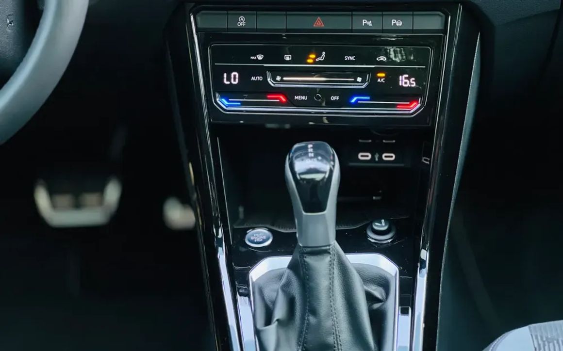 VOLKSWAGEN T-ROC R-LINE - image 10