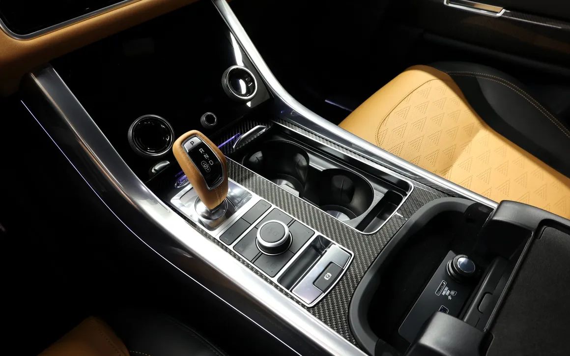 Land Rover Range Rover SVR - image 11