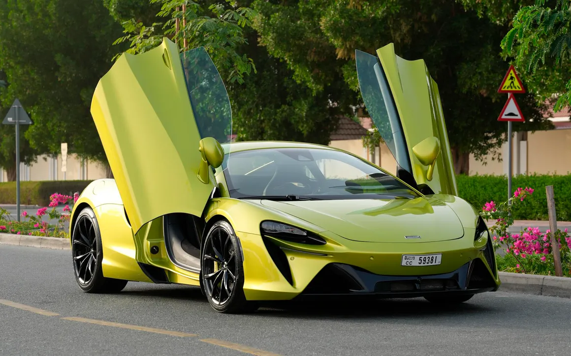McLaren Artura Coupe - image 2