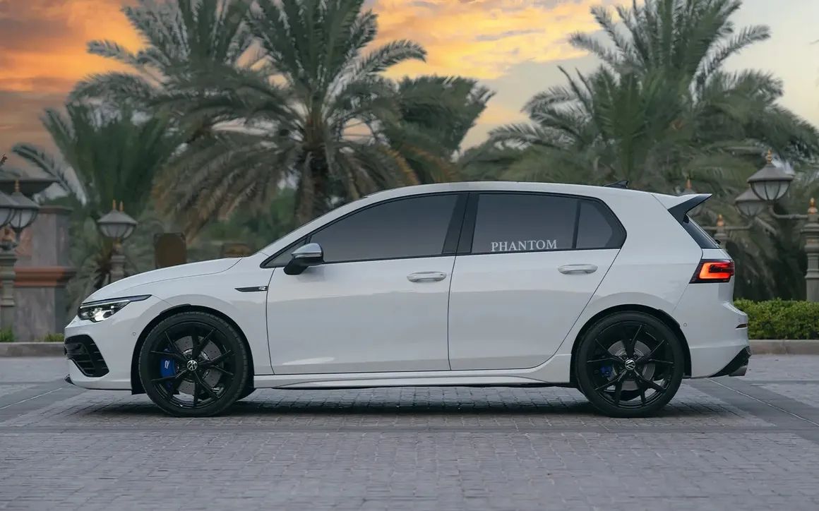 VOLKSWAGEN GOLF R - image 2