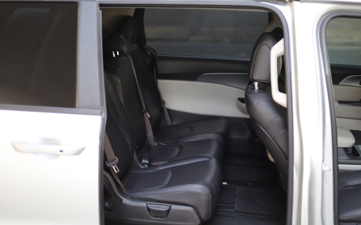 KIA Carnival LX - image 9
