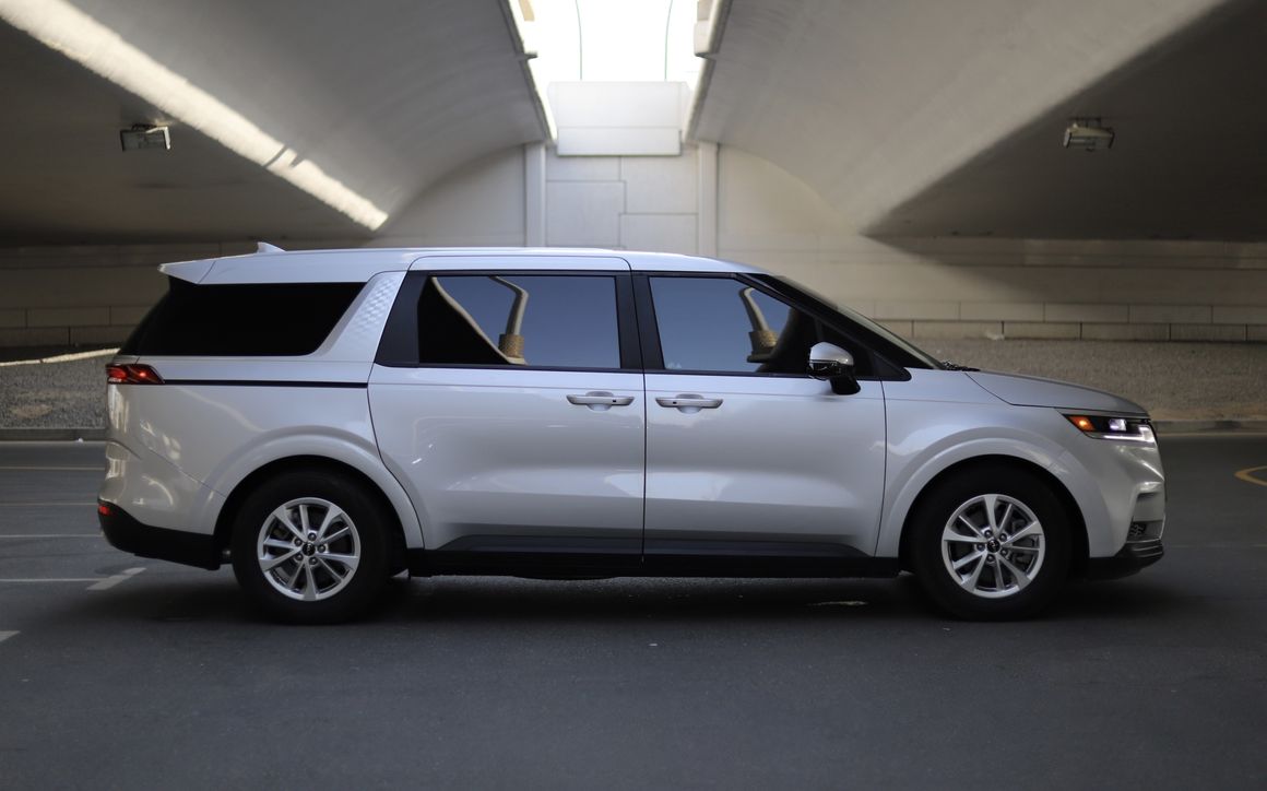 KIA Carnival LX - image 4