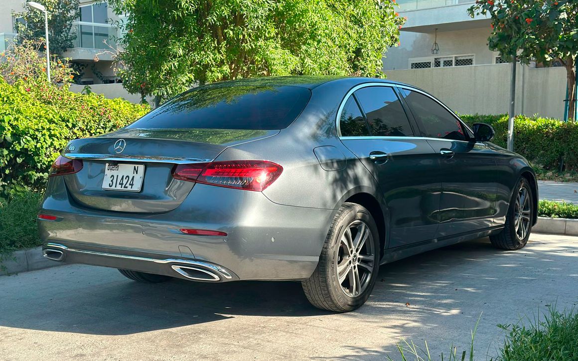 MERCEDES E200 - image 4