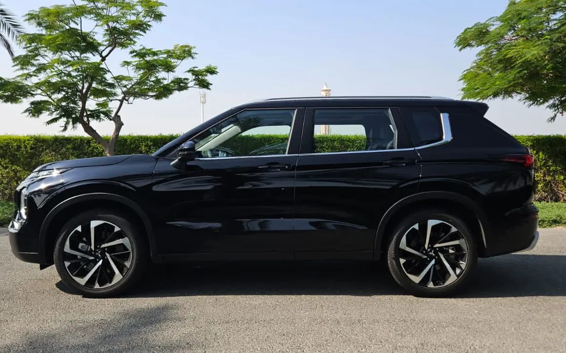 MITSUBISHI OUTLANDER - image 2